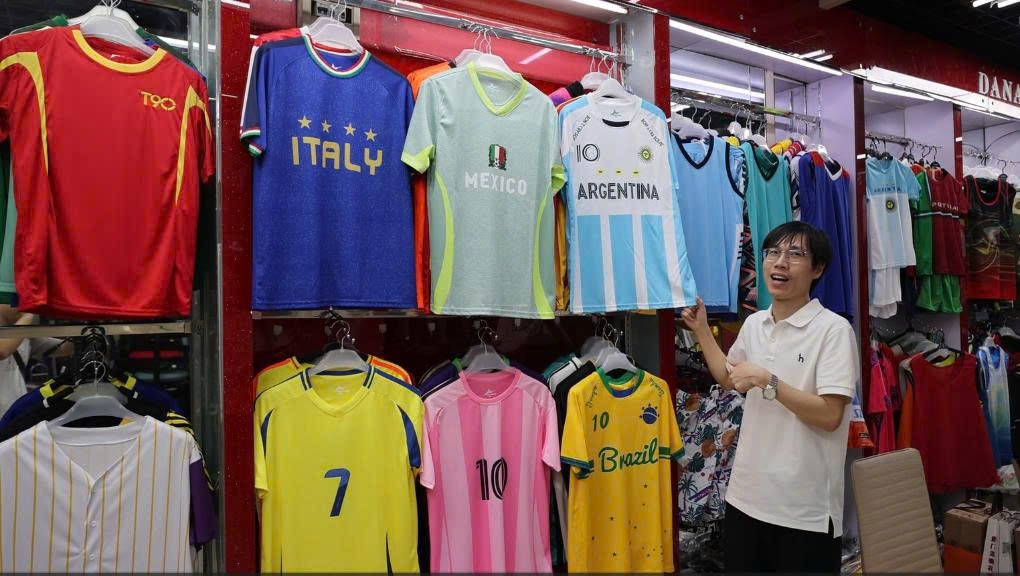 Thiết kế tạo lợi thế, hàng hóa World Cup của Nghĩa Ô (Trung Quốc) bùng nổ đơn hàng Thiết kế tạo lợi thế, hàng hóa World Cup của Nghĩa Ô (Trung Quốc) bùng nổ đơn hàng