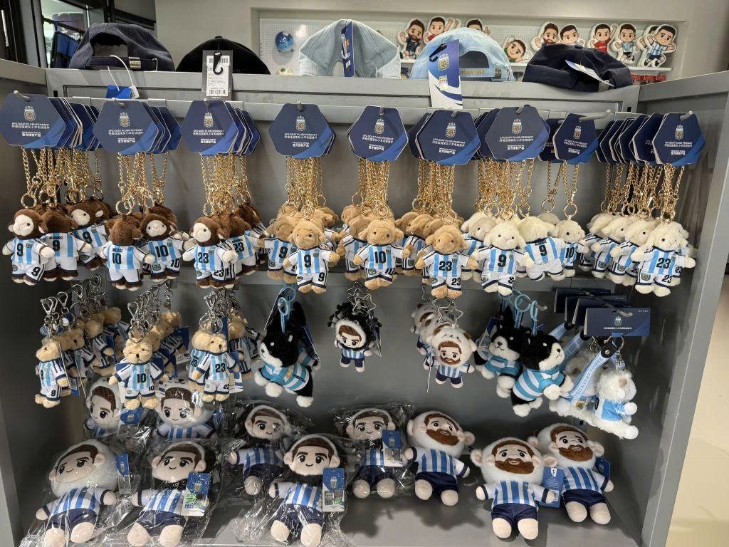 Thiết kế tạo lợi thế, hàng hóa World Cup của Nghĩa Ô (Trung Quốc) bùng nổ đơn hàng Thiết kế tạo lợi thế, hàng hóa World Cup của Nghĩa Ô (Trung Quốc) bùng nổ đơn hàng