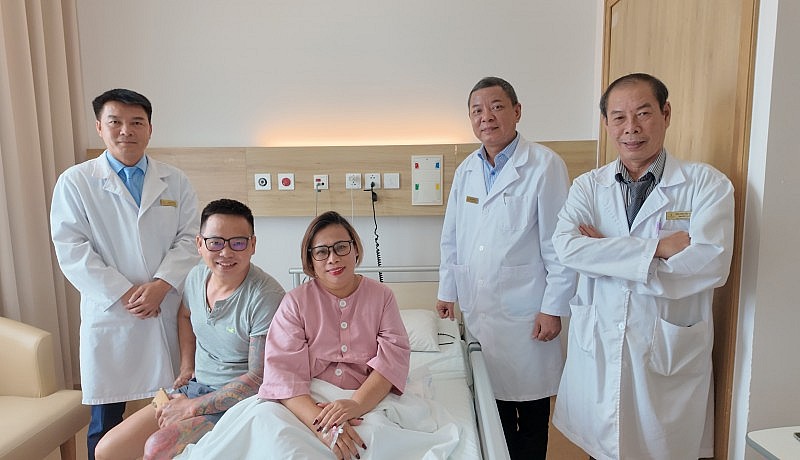 Chị H.V. và chồng xúc động và hạnh phúc trước ngày xuất viện Chị H.V. và chồng xúc động và hạnh phúc trước ngày xuất viện