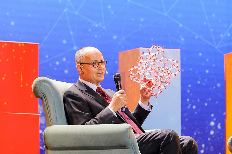 GS. Omar Yaghi đang tham gia Hội đồng Cố vấn của Trung tâm Trí tuệ Môi trường (CEI), Trường ĐH VinUni. Năm 2025, công trình khoa học về AIRES đã chính thức được xuất bản trên Nature Synthesis - tạp chí khoa học uy tín hàng đầu thế giới, công bố các nghiên cứu xuất sắc và có ảnh hưởng lớn trong lĩnh vực tổng hợp hóa học và công nghệ vật liệu mới. (Ảnh: VinFuture) GS. Omar Yaghi đang tham gia Hội đồng Cố vấn của Trung tâm Trí tuệ Môi trường (CEI), Trường ĐH VinUni. Năm 2025, công trình khoa học về AIRES đã chính thức được xuất bản trên Nature Synthesis - tạp chí khoa học uy tín hàng đầu thế giới, công bố các nghiên cứu xuất sắc và có ảnh hưởng lớn trong lĩnh vực tổng hợp hóa học và công nghệ vật liệu mới. (Ảnh: VinFuture)