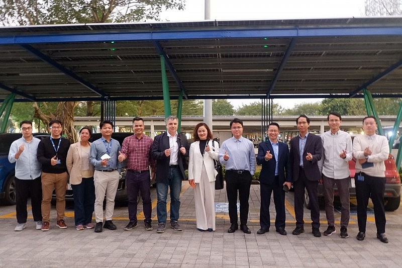 GS. Konstantin Novoselov cùng các nhà nghiên cứu tại Phòng thí nghiệm Khoa học Vật liệu Kỹ thuật số (DMS), Trung tâm Trí tuệ Môi trường (CEI), VinUni, tại VOLTERRA - hệ thống sạc thông minh đột phá được phát triển bởi các nhà khoa học CEI và thế giới. (Ảnh: CEI) GS. Konstantin Novoselov cùng các nhà nghiên cứu tại Phòng thí nghiệm Khoa học Vật liệu Kỹ thuật số (DMS), Trung tâm Trí tuệ Môi trường (CEI), VinUni, tại VOLTERRA - hệ thống sạc thông minh đột phá được phát triển bởi các nhà khoa học CEI và thế giới. (Ảnh: CEI)