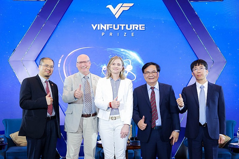 GS.TS.BS. Mai Duy Tôn (Giám đốc Trung tâm Đột quỵ Bệnh viện Bạch Mai, ngoài cùng bên phải của ảnh) cùng GS. Valery Feigin (Đại học Auckland, New Zealand, thứ 2 từ trái sang), một trong những chuyên gia hàng đầu thế giới về đột quỵ, tại Tuần lễ Khoa học Công nghệ VinFuture 2024. (Ảnh: VinFuture) GS.TS.BS. Mai Duy Tôn (Giám đốc Trung tâm Đột quỵ Bệnh viện Bạch Mai, ngoài cùng bên phải của ảnh) cùng GS. Valery Feigin (Đại học Auckland, New Zealand, thứ 2 từ trái sang), một trong những chuyên gia hàng đầu thế giới về đột quỵ, tại Tuần lễ Khoa học Công nghệ VinFuture 2024. (Ảnh: VinFuture)