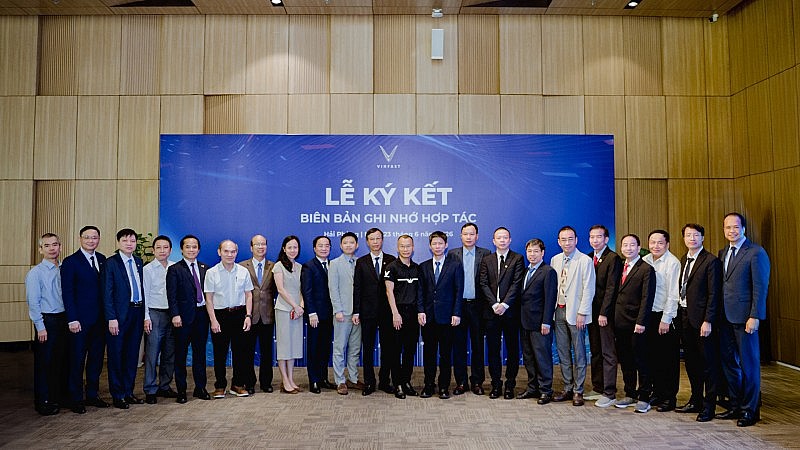 Đại diện VinFast và 19 Đại học, trường Đại học tại lễ ký kết. Đại diện VinFast và 19 Đại học, trường Đại học tại lễ ký kết.