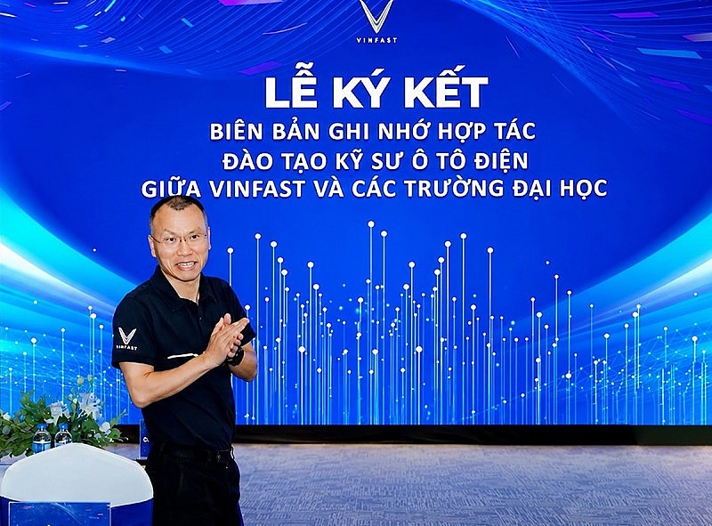 Ông Trịnh Văn Ngân – Tổng Giám đốc Công ty cổ phần Sản xuất và Kinh doanh VinFast (VFTP) - khẳng định doanh nghiệp sẽ tận dụng tối đa lợi thế về trang thiết bị hiện đại và kinh nghiệm thực chiến để đồng hành cùng các cơ sở đào tạo. Ông Trịnh Văn Ngân – Tổng Giám đốc Công ty cổ phần Sản xuất và Kinh doanh VinFast (VFTP) - khẳng định doanh nghiệp sẽ tận dụng tối đa lợi thế về trang thiết bị hiện đại và kinh nghiệm thực chiến để đồng hành cùng các cơ sở đào tạo.