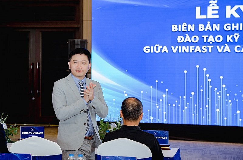 Ông Nguyễn Minh Việt - Ông Nguyễn Minh Việt - Phó Tổng giám đốc phụ trách Khối Phát triển xe Công ty VinFast, chia sẻ bức tranh toàn cảnh về lộ trình phát triển nhân sự và nhu cầu tuyển dụng của VinFast trong giai đoạn mới. Ông Nguyễn Minh Việt - Ông Nguyễn Minh Việt - Phó Tổng giám đốc phụ trách Khối Phát triển xe Công ty VinFast, chia sẻ bức tranh toàn cảnh về lộ trình phát triển nhân sự và nhu cầu tuyển dụng của VinFast trong giai đoạn mới.