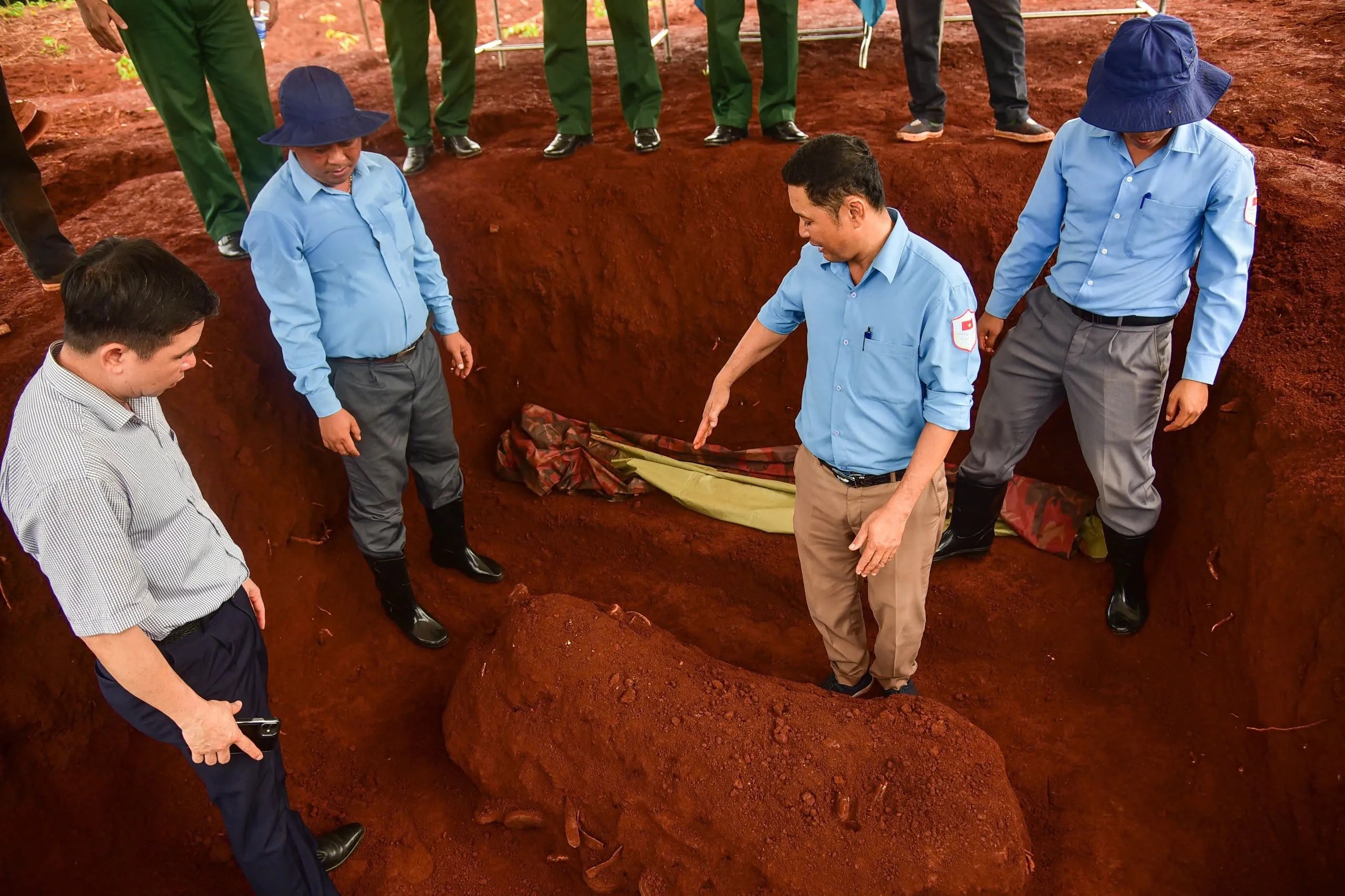 Phát hiện mộ tập thể, súng AK và nhiều di vật tại Đồng Nai Phát hiện mộ tập thể, súng AK và nhiều di vật tại Đồng Nai