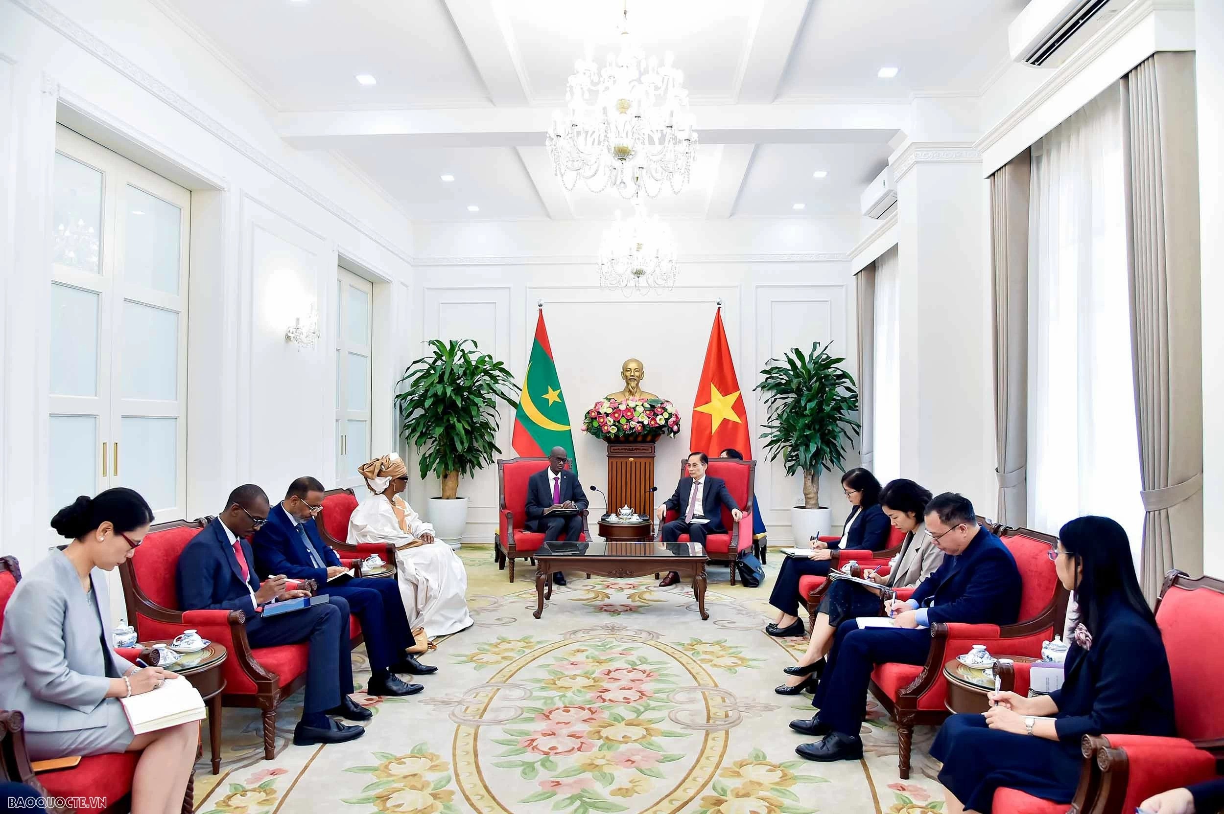 Ủy viên Bộ Chính trị, Bộ trưởng Ngoại giao Lê Hoài Trung đã tiếp Bộ trưởng, Tổng Thư ký Chính phủ Mauritania Moctar Al Housseynou Lam đang có chuyến thăm chính thức lần đầu tiên tới Việt Nam. Ủy viên Bộ Chính trị, Bộ trưởng Ngoại giao Lê Hoài Trung đã tiếp Bộ trưởng, Tổng Thư ký Chính phủ Mauritania Moctar Al Housseynou Lam đang có chuyến thăm chính thức lần đầu tiên tới Việt Nam.