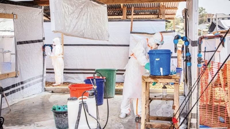 Nhân viên làm việc tại một trung tâm điều trị Ebola ở tỉnh Ituri, CHDC Congo. (Ảnh: Tân Hoa xã) Nhân viên làm việc tại một trung tâm điều trị Ebola ở tỉnh Ituri, CHDC Congo. (Ảnh: Tân Hoa xã)