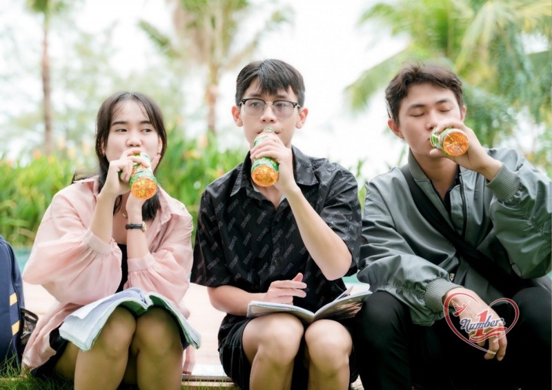 Chương trình “Xé ngay trúng liền” thu hút đông đảo người trẻ, học sinh, sinh viên tham gia mỗi ngày.