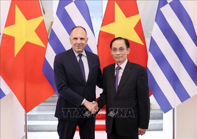 Bộ trưởng Ngoại giao Lê Hoài Trung đón Bộ trưởng Ngoại giao Hy Lạp George Gerapetritis. Ảnh: An Đăng/TTXVN Bộ trưởng Ngoại giao Lê Hoài Trung đón Bộ trưởng Ngoại giao Hy Lạp George Gerapetritis. Ảnh: An Đăng/TTXVN