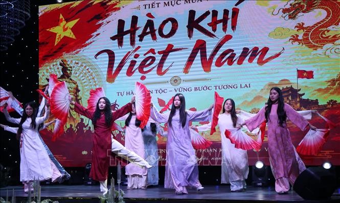 Tiết mục văn nghệ tham gia dự thi chương trình Giao lưu tiếng Việt của các thanh niên, sinh viên kiều bào.