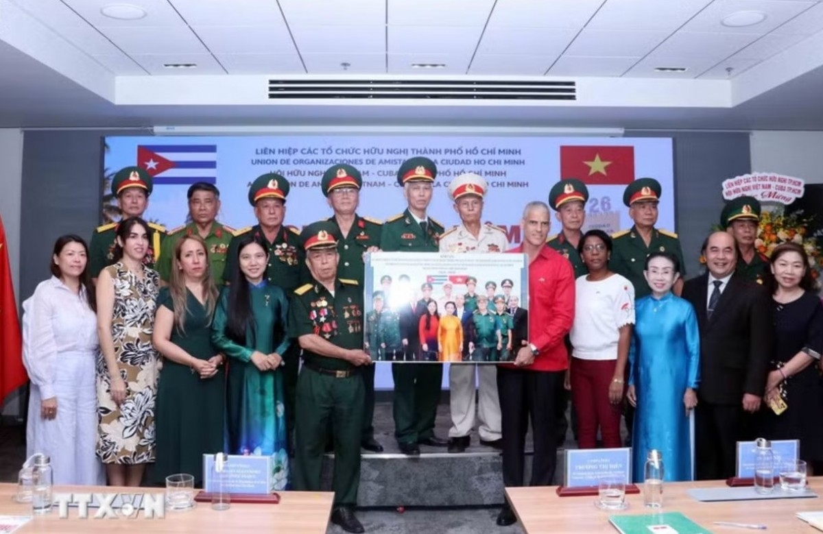 Đại diện Ban liên lạc truyền thống Tiểu đoàn 261 Giron tại Thành phố Hồ Chí Minh tặng ảnh kỷ niệm cho ông Mauricio Alejandro Martínez Duque, Tổng Lãnh sự Cộng hòa Cuba tại Thành phố Hồ Chí Minh. Ảnh: Xuân Khu/TTXVN Đại diện Ban liên lạc truyền thống Tiểu đoàn 261 Giron tại Thành phố Hồ Chí Minh tặng ảnh kỷ niệm cho ông Mauricio Alejandro Martínez Duque, Tổng Lãnh sự Cộng hòa Cuba tại Thành phố Hồ Chí Minh. Ảnh: Xuân Khu/TTXVN