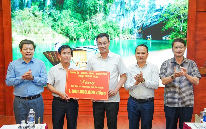 Đà Nẵng trao 1 tỷ đồng hỗ trợ Quỹ “Đền ơn, đáp nghĩa” tỉnh Quảng Trị Đà Nẵng trao 1 tỷ đồng hỗ trợ Quỹ “Đền ơn, đáp nghĩa” tỉnh Quảng Trị