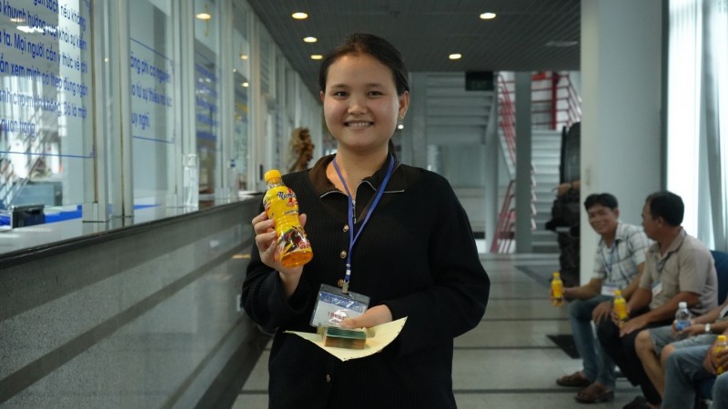 Chị Lê Thị Ngọc Trang cùng gia đình vượt hơn 100km để về tận trụ sở Công ty Number 1 nhận thưởng 50 triệu đồng trong hè 2025. Chị Lê Thị Ngọc Trang cùng gia đình vượt hơn 100km để về tận trụ sở Công ty Number 1 nhận thưởng 50 triệu đồng trong hè 2025.