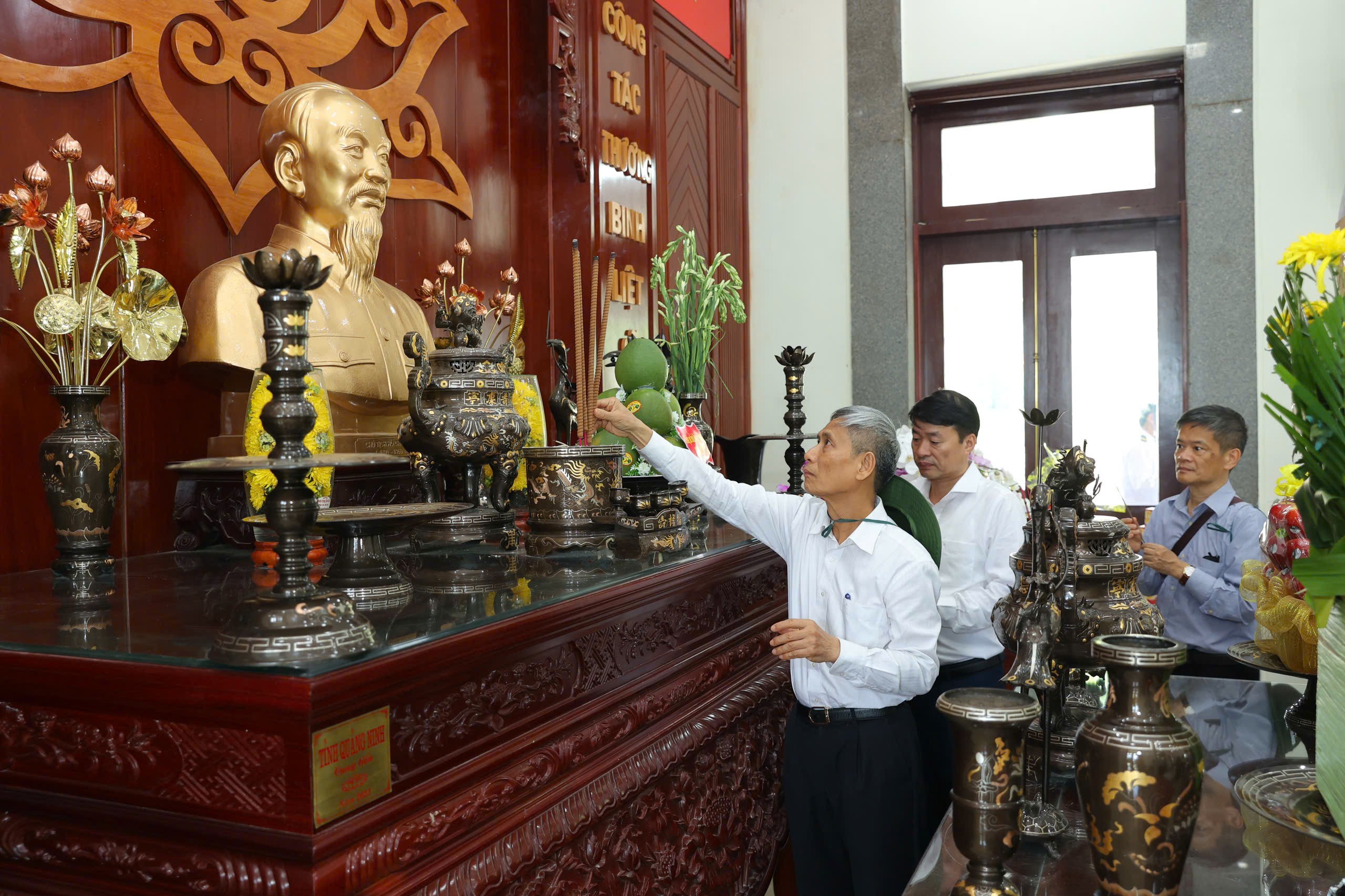 Đoàn đại biểu dâng hương, tưởng niệm các Anh hùng Liệt sĩ tại Nghĩa trang Quốc gia Đường 9. (Ảnh: Đinh Hòa)