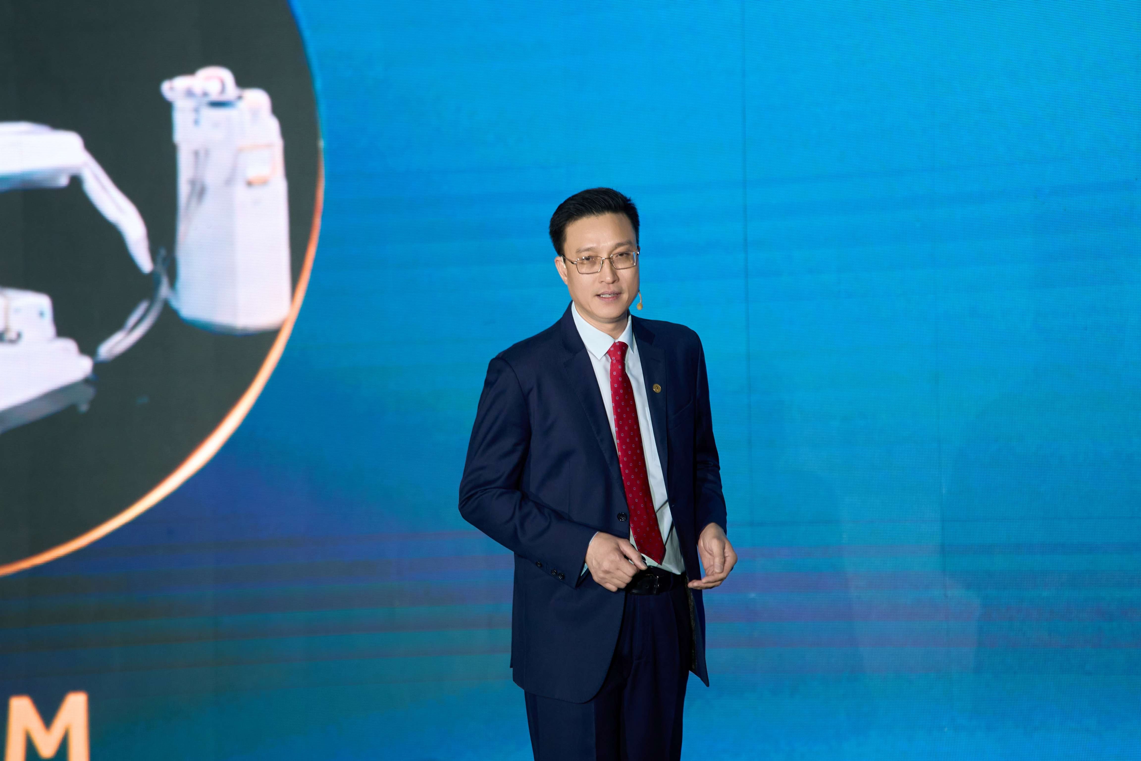 Bác sĩ nói về tương lai của ngoại khoa khi robot phẫu thuật ngày càng hiện diện nhiều trong phòng mổ Bác sĩ nói về tương lai của ngoại khoa khi robot phẫu thuật ngày càng hiện diện nhiều trong phòng mổ