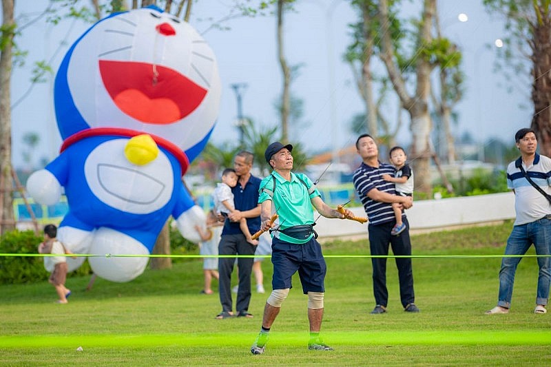 Nghệ nhân Phạm Văn Tâm giao lưu và hướng dẫn các gia đình nghệ thuật thả diều tại công viên Central Forest rộng 5ha Nghệ nhân Phạm Văn Tâm giao lưu và hướng dẫn các gia đình nghệ thuật thả diều tại công viên Central Forest rộng 5ha