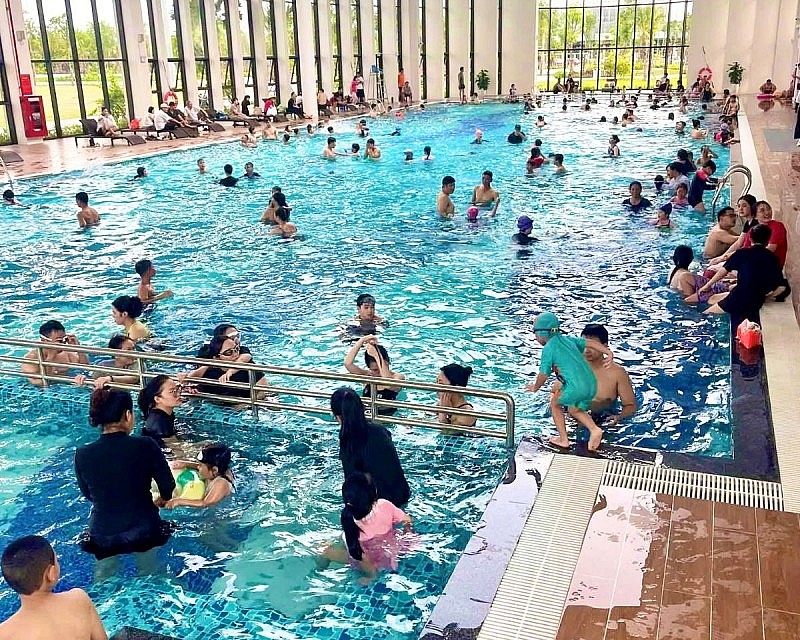 Cư dân tương lai thư giãn và tái tạo năng lượng tại bể bơi bốn mùa cao cấp Cư dân tương lai thư giãn và tái tạo năng lượng tại bể bơi bốn mùa cao cấp