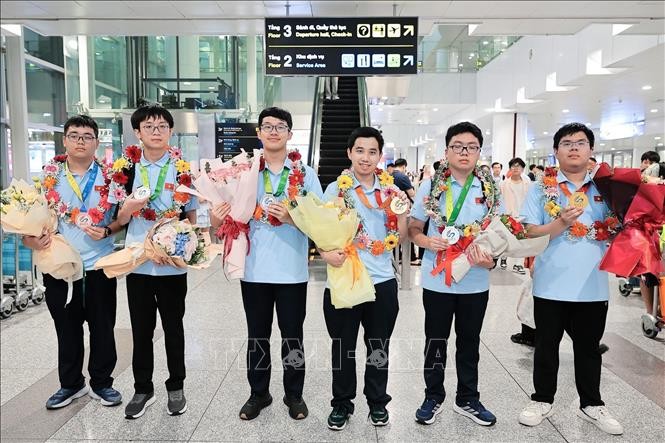 6 học sinh Việt Nam đạt thành tích cao trở về sau Kỳ thi Olympic Toán học Quốc tế (IMO) 2026, được tổ chức tại thành phố Thượng Hải (Trung Quốc). Ảnh: Lê Đông/TTXVN 6 học sinh Việt Nam đạt thành tích cao trở về sau Kỳ thi Olympic Toán học Quốc tế (IMO) 2026, được tổ chức tại thành phố Thượng Hải (Trung Quốc). Ảnh: Lê Đông/TTXVN