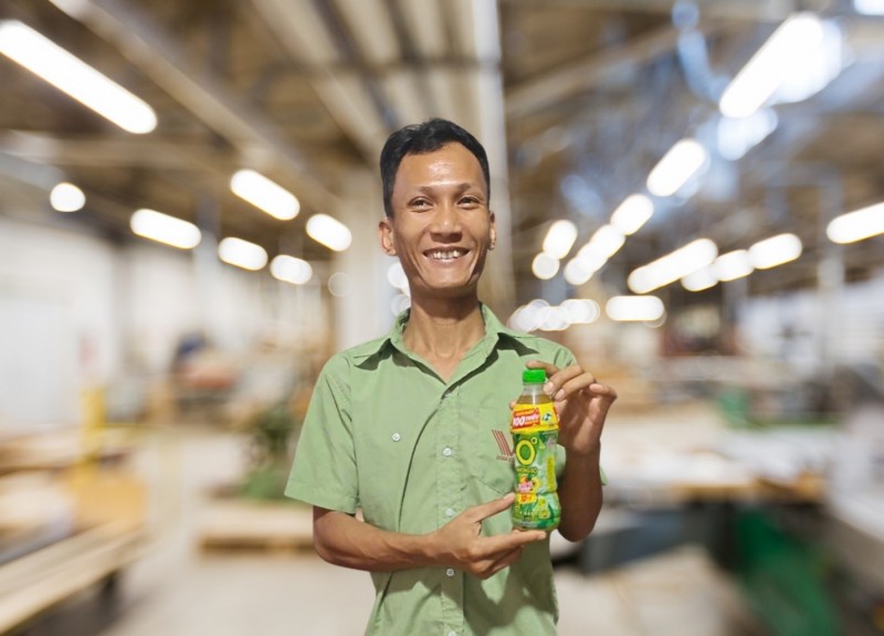 Anh Nguyễn Xuân Trung, một công nhân tại Đồng Nai là một trong những khách hàng may mắn trúng Giải thưởng 100 triệu đồng nhờ uống Trà Xanh Không Độ trong hè 2025. Anh Nguyễn Xuân Trung, một công nhân tại Đồng Nai là một trong những khách hàng may mắn trúng Giải thưởng 100 triệu đồng nhờ uống Trà Xanh Không Độ trong hè 2025.