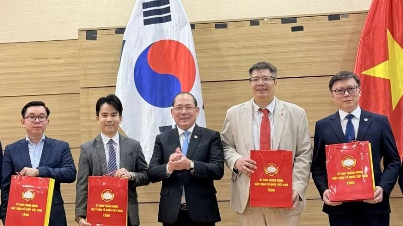 Phó Chủ tịch Ủy ban Trung ương Mặt trận Tổ quốc Việt Nam Hoàng Công Thủy trao quà cho đại diện Hiệp hội Doanh nhân và Đầu tư Việt Nam-Hàn Quốc và Hội Chuyên gia-Tri thức Việt Nam-Hàn Quốc. (Ảnh: VKBIA cung cấp)