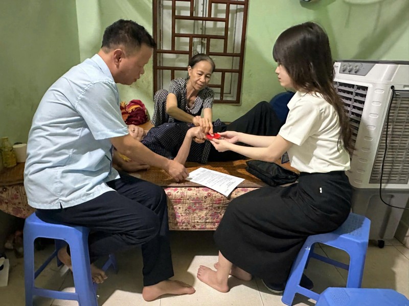 Cán bộ BHXH Hà Nội hỗ trợ người dân cao tuổi thủ tục uỷ quyền (Ảnh: T.L) Cán bộ BHXH Hà Nội hỗ trợ người dân cao tuổi thủ tục uỷ quyền (Ảnh: T.L)