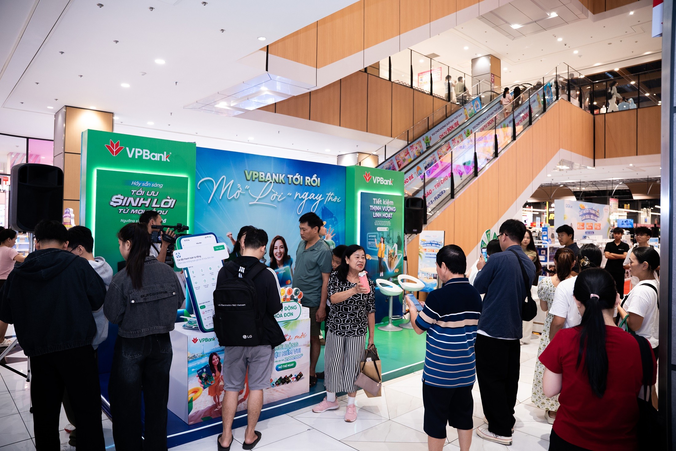 Không gian “VPBank tới rồi, mở “lời” ngay thôi tại AEON Mall Huế thu hút nhiều sự quan tâm của người dân Không gian “VPBank tới rồi, mở “lời” ngay thôi tại AEON Mall Huế thu hút nhiều sự quan tâm của người dân