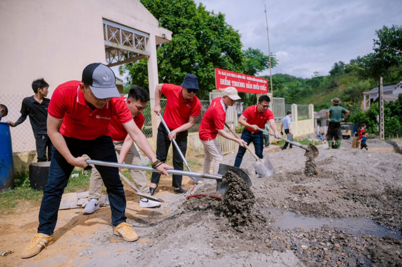 Thực hiện công trình con đường đến trường