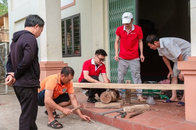 Các SeAbankers làm bập bênh cho trẻ tại điểm trường mầm non Xéo Tả 2