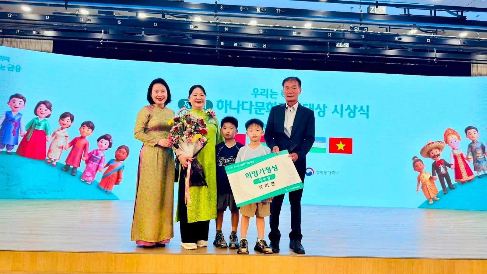 Tham tán Công sứ Nguyễn Thị Thái Bình (ngoài cùng bên trái) chụp ảnh kỷ niệm cùng một trong những gia đình đa văn hóa Việt-Hàn đạt giải. (Ảnh: Đại sứ quán Việt Nam tại Hàn Quốc) Tham tán Công sứ Nguyễn Thị Thái Bình (ngoài cùng bên trái) chụp ảnh kỷ niệm cùng một trong những gia đình đa văn hóa Việt-Hàn đạt giải. (Ảnh: Đại sứ quán Việt Nam tại Hàn Quốc)