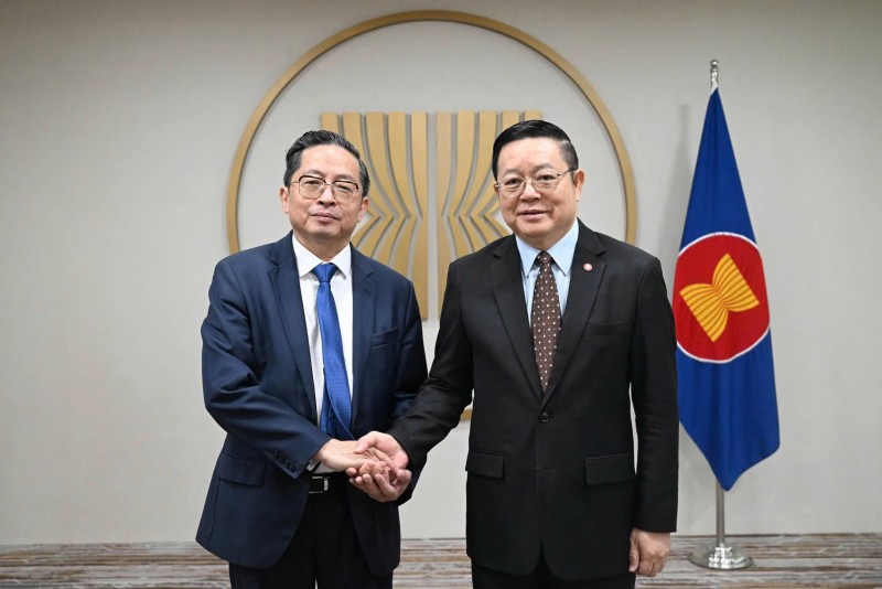 Ông Trần Kim Chung - Chủ tịch CT Group (trái) cùng TS. Kao Kim Hourn - Tổng Thư ký ASEAN (phải) tại trụ sở Ban Thư ký ASEAN (Jakarta, Indonesia) Ông Trần Kim Chung - Chủ tịch CT Group (trái) cùng TS. Kao Kim Hourn - Tổng Thư ký ASEAN (phải) tại trụ sở Ban Thư ký ASEAN (Jakarta, Indonesia)