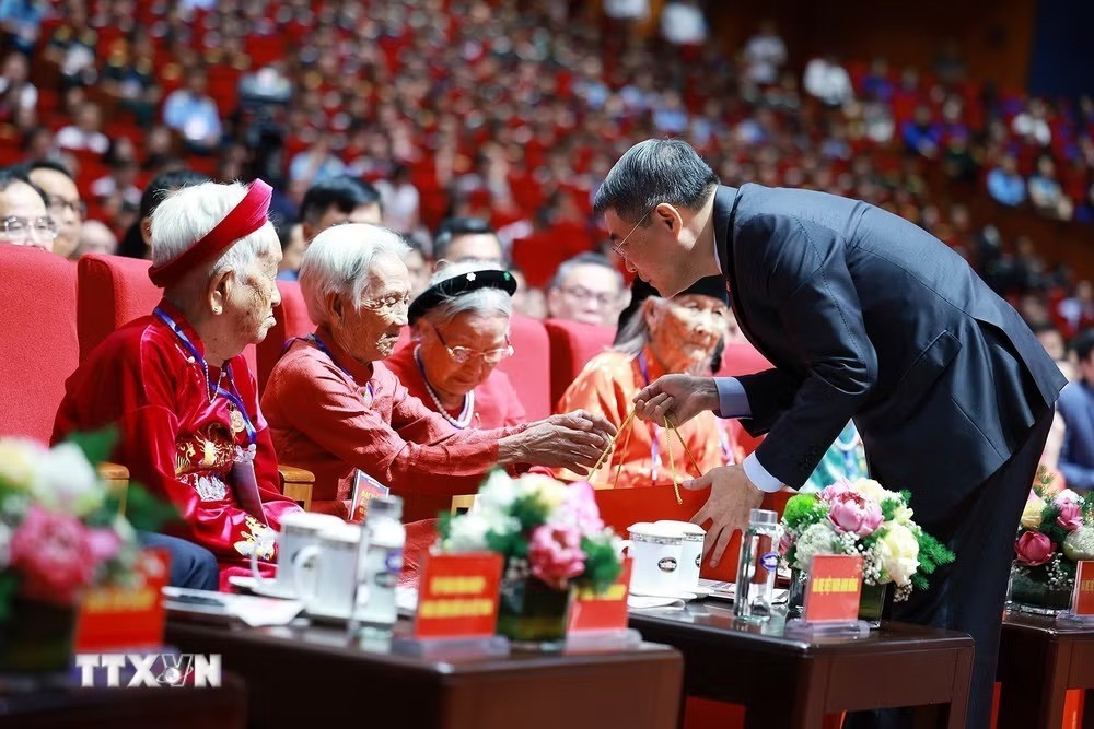 Thủ tướng Lê Minh Hưng tặng quà cho các Mẹ Việt Nam Anh hùng dự Hội nghị Tri ân người có công với cách mạng toàn quốc năm 2026. (Ảnh: Dương Giang/TTXVN) Thủ tướng Lê Minh Hưng tặng quà cho các Mẹ Việt Nam Anh hùng dự Hội nghị Tri ân người có công với cách mạng toàn quốc năm 2026. (Ảnh: Dương Giang/TTXVN)