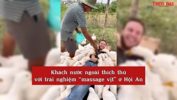 [Video] Khách nước ngoài thích thú với trải nghiệm “massage vịt” ở Hội An
