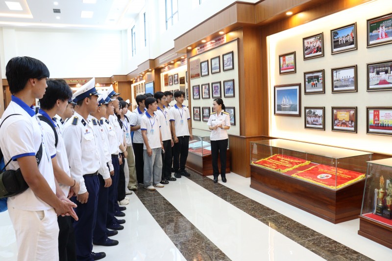 Kiều bào trẻ tìm hiểu về biển, đảo quê hương Kiều bào trẻ tìm hiểu về biển, đảo quê hương