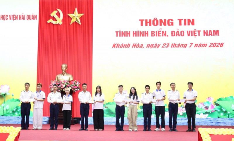 Kiều bào trẻ tìm hiểu về biển, đảo quê hương Kiều bào trẻ tìm hiểu về biển, đảo quê hương