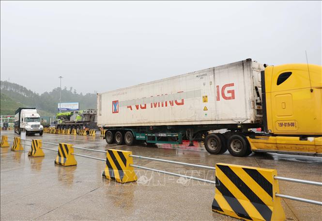 Sôi động dòng chảy thương mại Việt Nam - Trung Quốc qua cửa khẩu Hữu Nghị Quan Chú thích ảnh