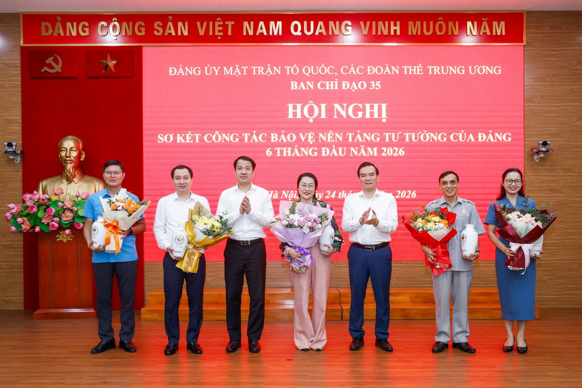 Đồng ch&iacute; Ng&ocirc; Văn Cương - Ph&oacute; B&iacute; thư, Trưởng Ban Chỉ đạo 35 Đảng ủy; đồng ch&iacute; Nguyễn Minh Chung - Ủy vi&ecirc;n Ban Thường vụ, Trưởng Ban Tuy&ecirc;n gi&aacute;o v&agrave; D&acirc;n vận Đảng ủy, Ph&oacute; Trưởng ban Thường trực Ban Chỉ đạo 35 Đảng ủy tặng hoa tri &acirc;n c&aacute;c th&agrave;nh vi&ecirc;n th&ocirc;i kh&ocirc;ng tham gia Ban Chỉ đạo 35 Đảng ủy nhiệm kỳ 2025 &ndash; 2030.