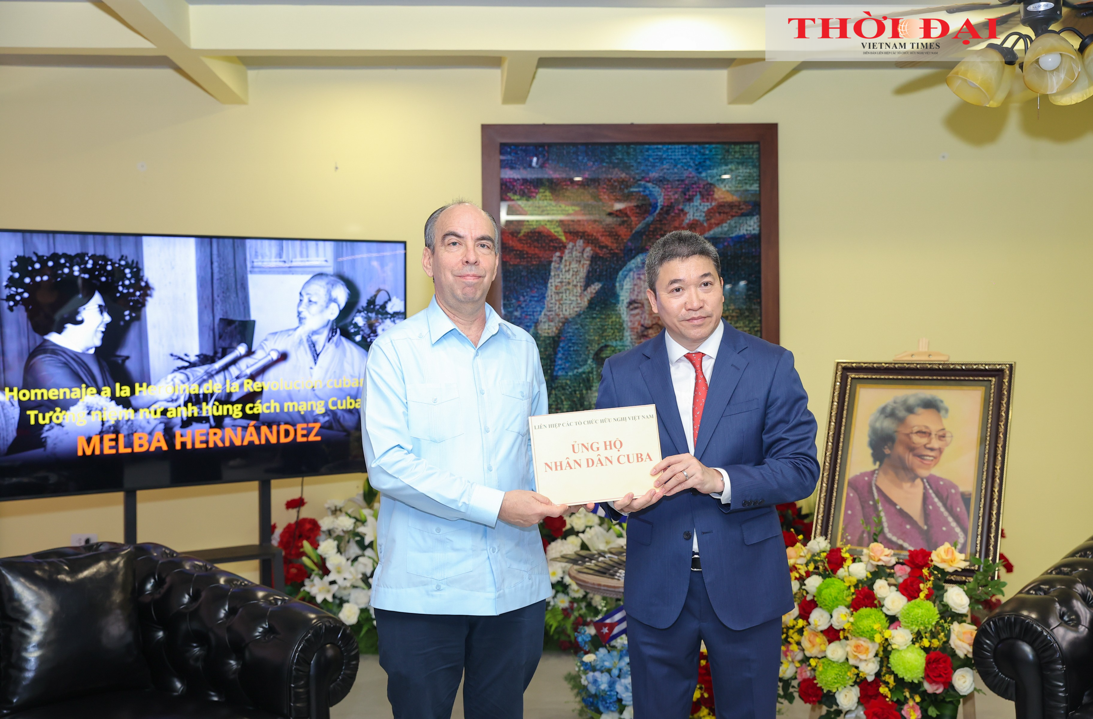 ông Phan Anh Sơn, Chủ tịch Liên hiệp các tổ chức hữu nghị Việt Nam, đã trao tượng trưng 1,2 tỷ đồng, tương đương khoảng 46.000 USD, cho Đại sứ Cuba tại Việt Nam Rogelio Polanco Fuentes để ủng hộ nhân dân Cuba