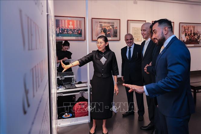 Khai mạc triển lãm ảnh kỷ niệm 50 năm quan hệ Thái Lan – Việt Nam Chú thích ảnh