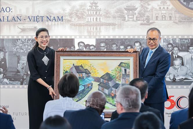 Khai mạc triển lãm ảnh kỷ niệm 50 năm quan hệ Thái Lan – Việt Nam Chú thích ảnh