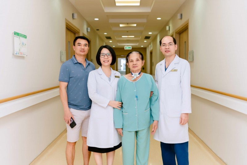 Bệnh nhân bình phục ngoạn mục trong niềm vui của gia đình và đội ngũ bác sĩ. (Ảnh: Vinmec)