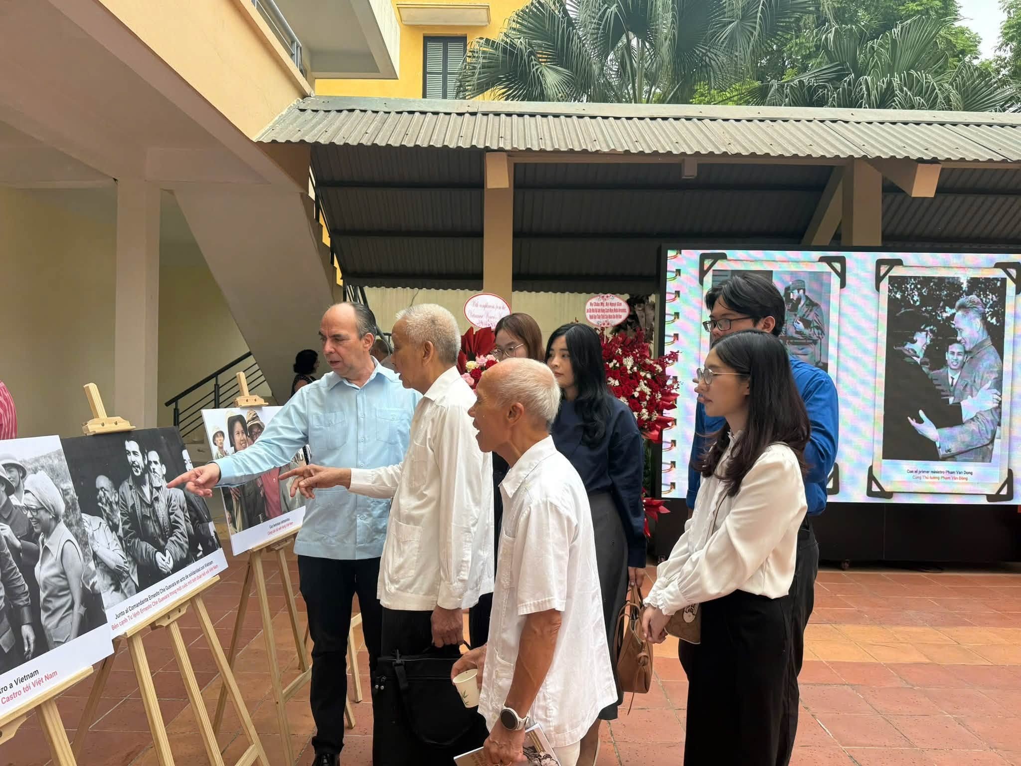Đại sứ Cuba tại Việt Nam Rogelio Polanco Fuentes tham quan triển lãm ề nữ anh hùng cách mạng Cuba Melba Hernández và Việt Nam. (Ảnh: KT)