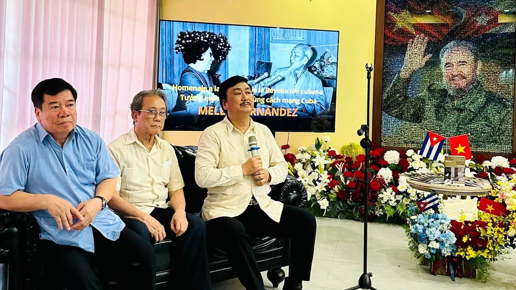 Từ trái sang: PGS.TS Nguyễn Viết Thảo,  ông Nguyễn Xuân Phong và ông Nguyễn Nam Liên tại lễ tưởng niệm. (Ảnh: KT)
