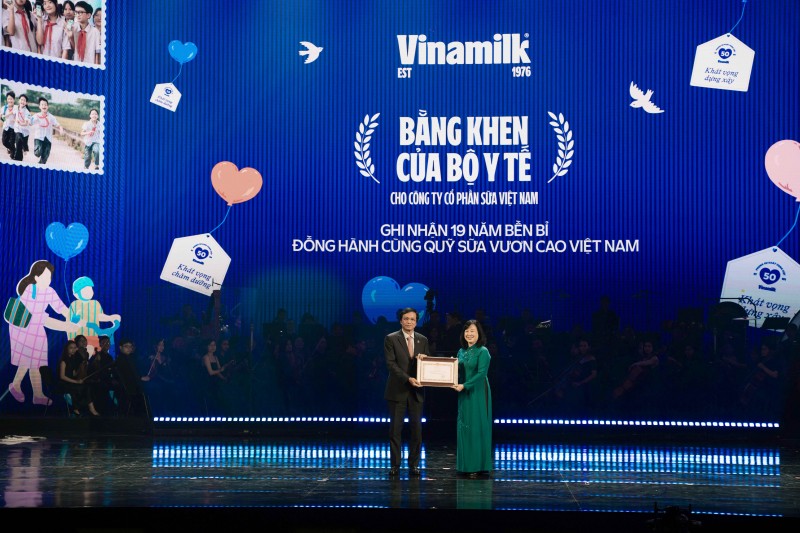 Đại diện Vinamilk, ông Nguyễn Hạnh Phúc - nguyên Uỷ viên Trung ương Đảng, Nguyên Tổng thư ký Quốc hội, Chủ tịch Hội đồng Quản trị - đón nhận Bằng khen của Ủy viên Trung ương Đảng, Bộ trưởng Bộ Y tế Đào Hồng Lan vì đã có nhiều thành tích đóng góp cho trẻ em thông qua Quỹ sữa Vươn cao Việt Nam (Ảnh: Minh Anh).