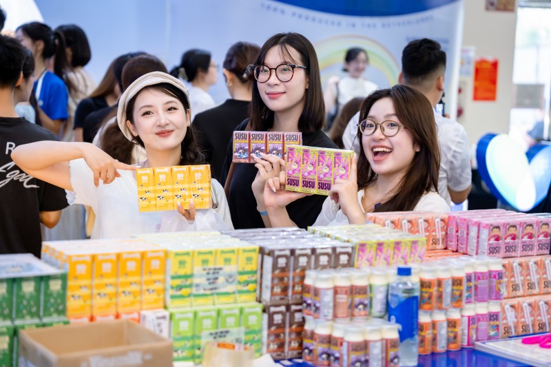 Với sự am hiểu người tiêu dùng cùng năng lực tiếp cận các nghiên cứu khoa học dinh dưỡng mới nhất trên thế giới, danh mục các sản phẩm đa dạng của Vinamilk đang tạo thiết lập những tiêu chuẩn chưa từng có tiền lệ tại Việt Nam.  