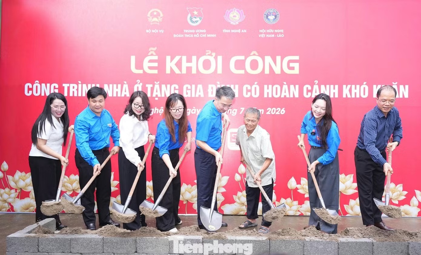 Các đại biểu trong đoàn công tác thực hiện lễ khởi công Hội hữu nghị Việt Nam - Lào tham gia hành trình tri ân người có công tại Nghệ An