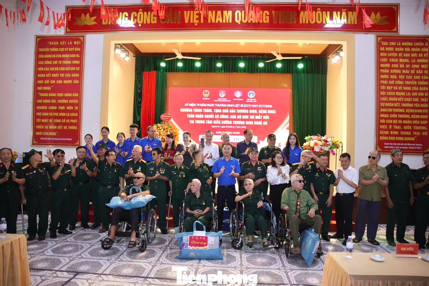 trao tặng quà tới Trung tâm Điều dưỡng thương binh Nghệ An cùng các thương binh, bệnh binh đang điều trị tại đây trao tặng quà tới Trung tâm Điều dưỡng thương binh Nghệ An cùng các thương binh, bệnh binh đang điều trị tại đây