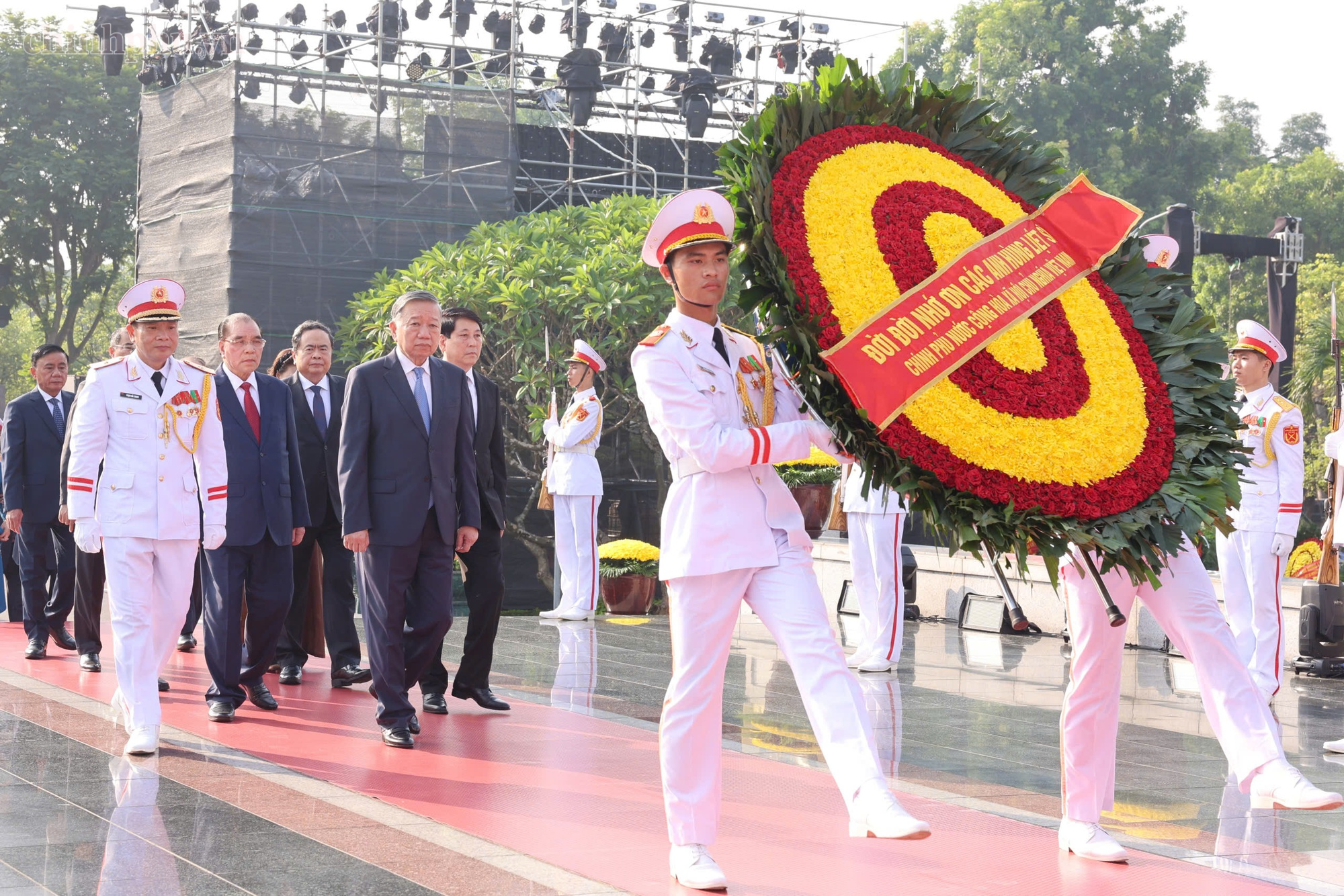 Đoàn Lãnh đạo Đảng, Nhà nước đặt vòng hoa tại Đài tưởng niệm các Anh hùng liệt sĩ trên đường Bắc Sơn (Ba Đình, Hà Nội). (Ảnh: VGP/Nhật Bắc)