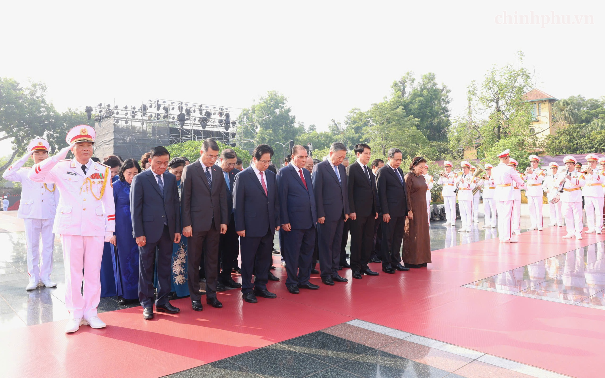 Các đồng chí lãnh đạo, nguyên lãnh đạo Đảng, Nhà nước đặt vòng hoa tại Đài tưởng niệm các Anh hùng liệt sĩ trên đường Bắc Sơn (Ba Đình, Hà Nội)