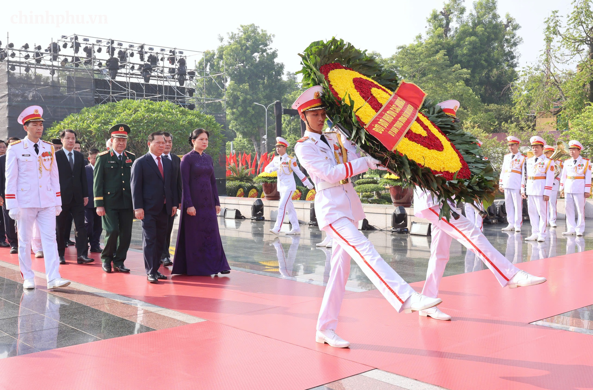Đoàn đại biểu Ủy ban Trung ương MTTQ Việt Nam đặt vòng hoa tại Đài tưởng niệm các Anh hùng liệt sĩ 